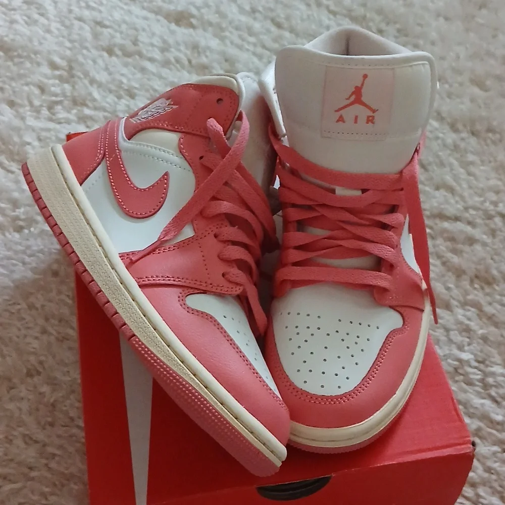 NWOT JORDAN MID 1 - Picture 2 of 8